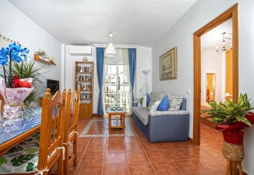 salon z kanapą i stołem w obiekcie El rincon de lola in nerja w mieście Nerja