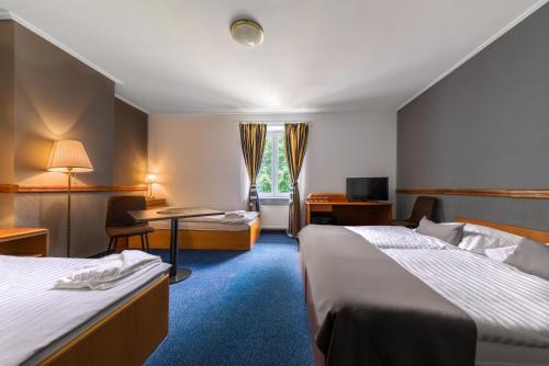 Postel nebo postele na pokoji v ubytování Prague Hotel Carl Inn restaurant & Free Parking