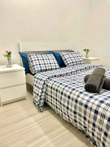 1 Schlafzimmer mit 2 Betten und 2 Nachttischen in der Unterkunft Lisboa New in Bobadela
