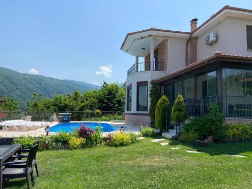 Bazén v ubytování Villa Holiday Sapanca Dibektaş - Isıtmalı Havuz nebo v jeho okolí