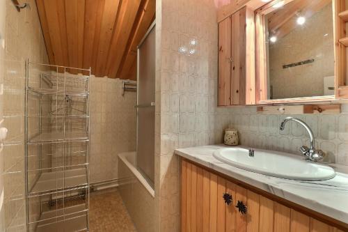 une salle de bain avec un lavabo et une douche en verre dans l'établissement Résidence Mont Vallon, à Méribel