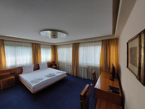 En eller flere senge i et værelse på Hotel Brass