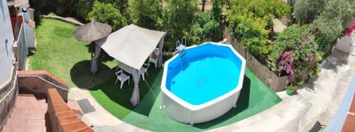 una vista aérea de una piscina y una sombrilla en Casa La Cascada, en El Bosque