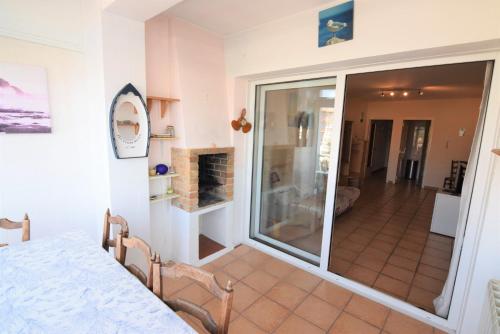 - une chambre avec une porte coulissante en verre et une cheminée dans l'établissement Apartamento con vistas canal ref 114, à Empuriabrava