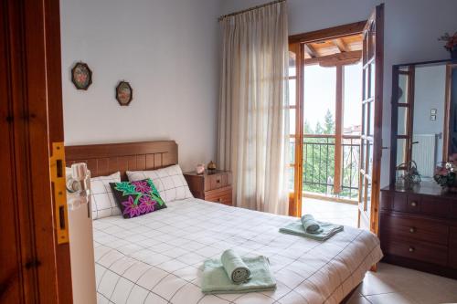 Posteľ alebo postele v izbe v ubytovaní Violetta's House Παραδοσιακή Βίλα στην Πορταριά