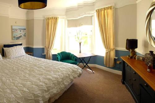 Кровать или кровати в номере Beautifully appointed, period seaside apartment