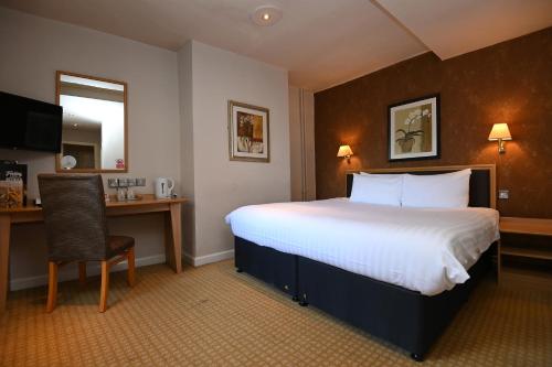Säng eller sängar i ett rum på Vine, Stafford by The White Feather Group Ltd