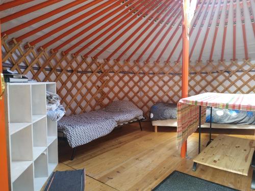 - une chambre avec un lit et une table dans une yourte dans l'établissement Eco Yourte Lac du Bourget, à Conjux