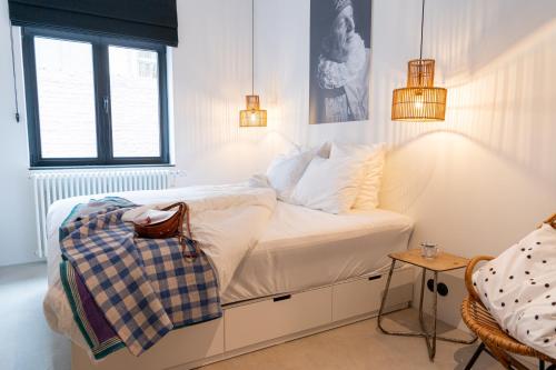 ein Schlafzimmer mit einem Bett und einem Stuhl darin in der Unterkunft Espace 43 - Les 7 chambres in Namur