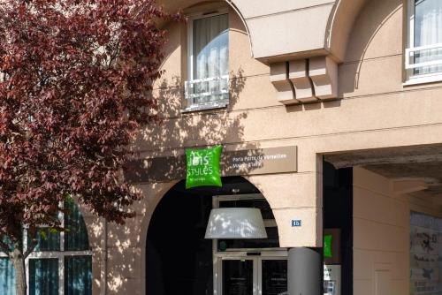 uma loja com uma placa na frente de um edifício em ibis Styles Paris Porte de Versailles - Mairie d'Issy em Issy-les-Moulineaux