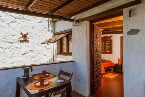 a table and chairs in a room with a bedroom at Estudio La Guarida del Pirata in Los Caños de Meca