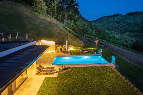 a swimming pool in the middle of a backyard at eichberg living in Leutschach