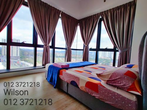 Schlafzimmer mit einem Bett und großen Fenstern in der Unterkunft 20 BukitJalil Pavilion - 2bedroom - HighFloor - 吉隆坡 in Kuala Lumpur