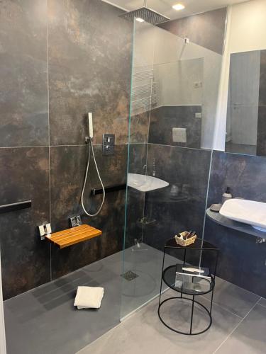 bagno con doccia in vetro e lavandino di Hotel Il colle di Monterosso a Monterosso al Mare