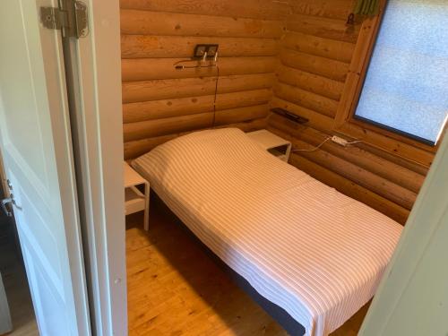 A bed or beds in a room at Mökki Uutela Taivalkoski