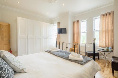 a bedroom with a large bed in a room at Tulse Hill Luxury Cosy Rooms in London