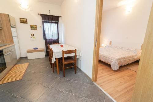 Postel nebo postele na pokoji v ubytování Apartments Mira Savudrija