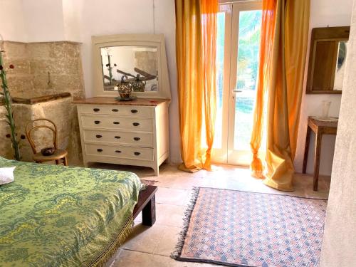 1 dormitorio con tocador y espejo en Casino Vigneri en Trepuzzi