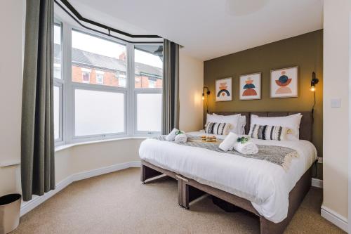 Modern apartment in Crewe by 53 Degrees Property, ideal for long-term Business & Contractors - Sleeps 4 tesisinde bir odada yatak veya yataklar