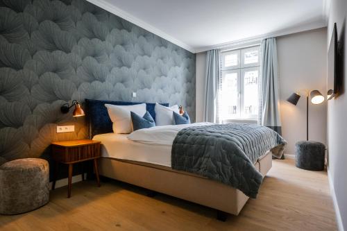 ein Schlafzimmer mit einem großen Bett mit Wandbild in der Unterkunft Logierhaus Jonna Whg 06 in Westerland