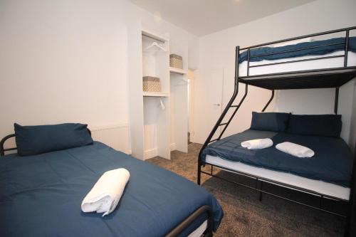 Krevet ili kreveti na sprat u jedinici u okviru objekta Media Manor - Fully Refurbished in 2022 - Large 6 Bedrooms, 3 Bathrooms plus Media Games Room
