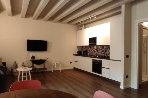 uma sala de estar com uma cozinha e uma sala de jantar em MARGHERITA'S HOME em Lovere