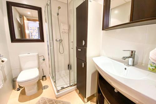 a bathroom with a shower and a toilet and a sink at Luxury South Facing Groundfloor Apt in Torre-Pacheco