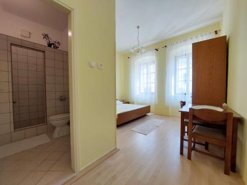 Ένα μπάνιο στο Rooms Nada