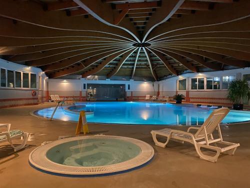 A piscina localizada em Mar de Ouro Beach House ou nos arredores