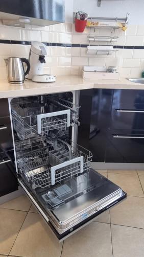 Dapur atau dapur kecil di Geräumiges und Modernes Apartment Tara am Meer mit Parkplatz!