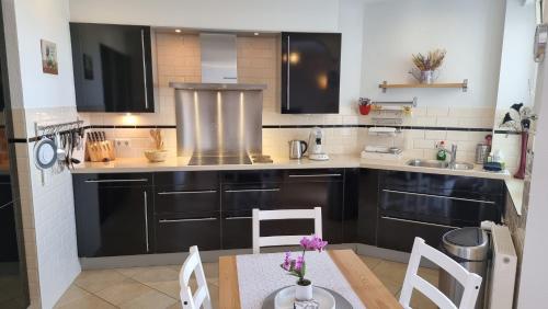Dapur atau dapur kecil di Geräumiges und Modernes Apartment Tara am Meer mit Parkplatz!