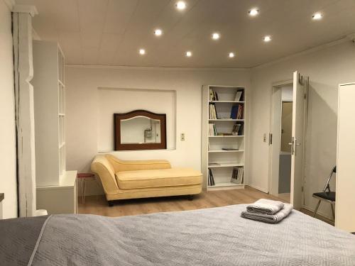 1 dormitorio con cama y espejo en la pared en Gästehaus pack of patches, en Jena