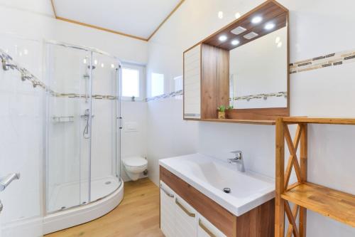 Bilik mandi di Beachfront Reiterer Villa V1 with Jacuzzi 30 meters from the Beach - CROWONDER LUXURY RENT