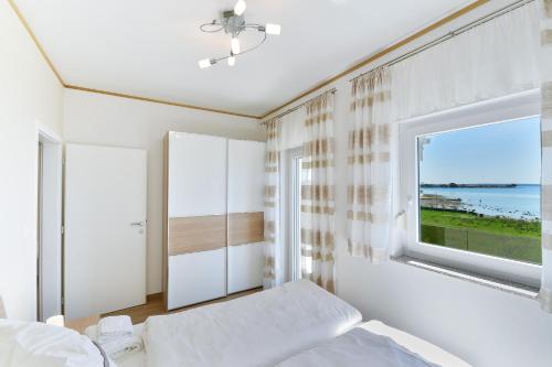 Katil atau katil-katil dalam bilik di Beachfront Reiterer Villa V1 with Jacuzzi 30 meters from the Beach - CROWONDER LUXURY RENT