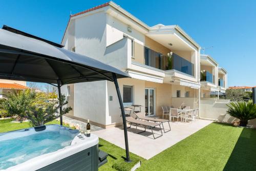 Beachfront Reiterer Villa V1 with Jacuzzi 30 meters from the Beach - CROWONDER LUXURY RENT