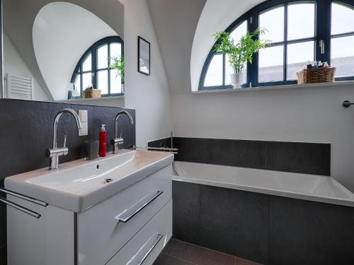 Bathroom sa Reetland am Meer - Premium Reetdachvilla mit 3 Schlafzimmern, Sauna und Kamin F27