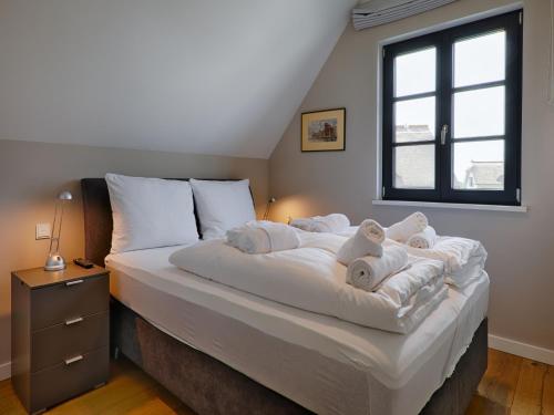 Voodi või voodid majutusasutuse Reetland am Meer - Premium Reetdachvilla mit 3 Schlafzimmern, Sauna und Kamin F28 toas