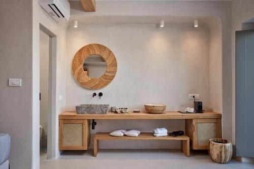 Ionic Suites tesisinde bir banyo