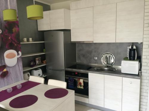 uma cozinha com armários brancos e um balcão roxo em Apartment South Park - Louis Eyer em Sófia