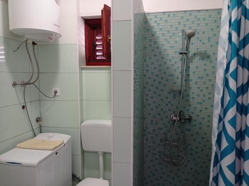 La salle de bains est pourvue d'une douche et de toilettes. dans l'établissement Anita, à Zadar