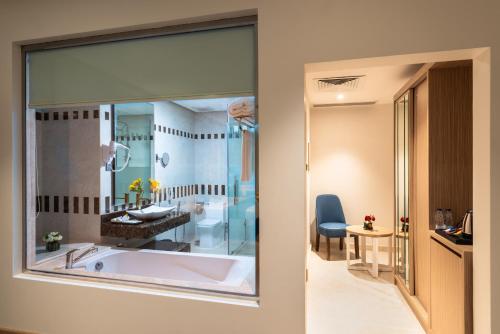 BaishにあるLe Park Concord Hotel Baishの部屋にある大きな浴槽付きのバスルーム