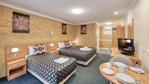 מיטה או מיטות בחדר ב-Forest Lodge Motor Inn & Restaurant