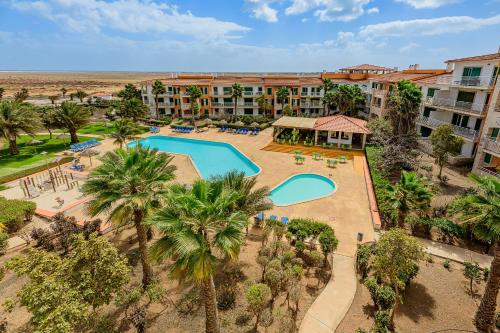 een luchtzicht op een resort met een zwembad en palmbomen bij Agua Hotels Sal Vila Verde in Santa Maria