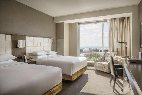 um quarto de hotel com duas camas e uma janela em Hyatt Regency Tysons Corner Center em Tysons Corner