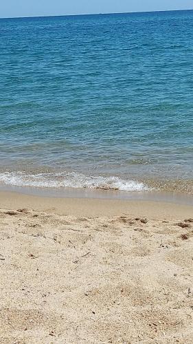 a sandy beach with the ocean in the background at Appartamento in zona residenziale in Orosei