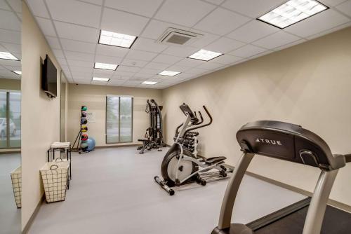 Pusat kecergasan dan/atau kemudahan kecergasan di MainStay Suites Carlisle - Harrisburg