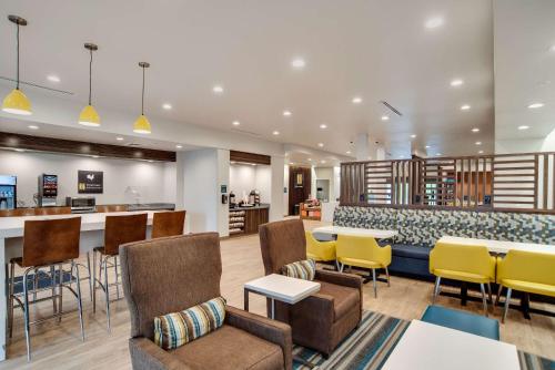 Ο χώρος του lounge ή του μπαρ στο MainStay Suites Carlisle - Harrisburg