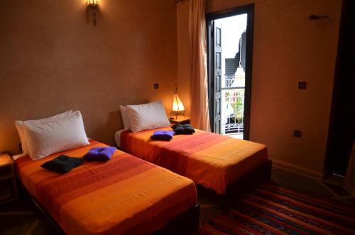 deux lits côte à côte dans une pièce dans l'établissement Riad Dar Alamane, à Marrakech