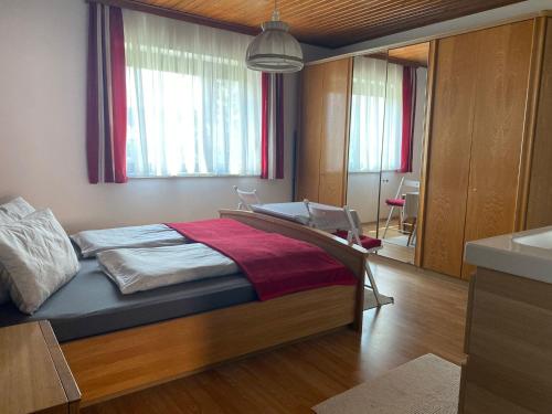 Katil atau katil-katil dalam bilik di Holiday apartment in St Kanzian on Lake Klopein