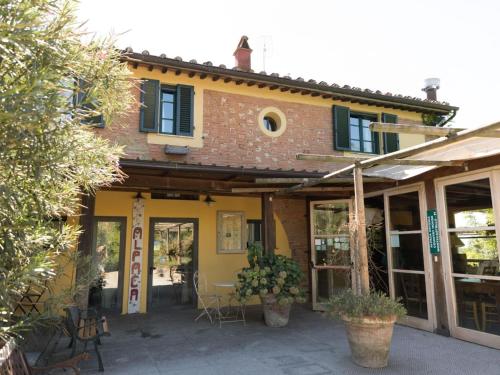 Rustic holiday home in Pontedera with shared pool – Photos 2